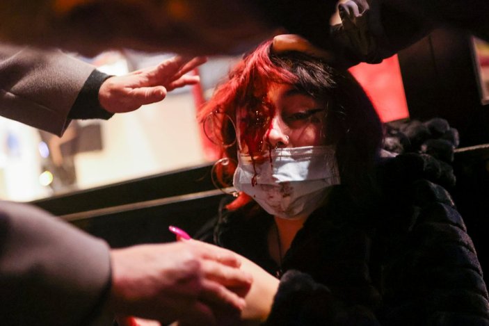 İspanya'da terörü öven rapçiyi almak isteyen polisle öğrenciler çatıştı