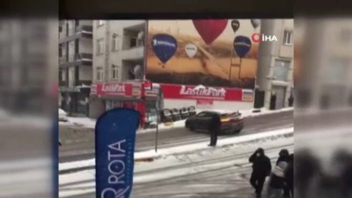 İstanbul'da kar yağışı, sürücülere zor anlar yaşattı
