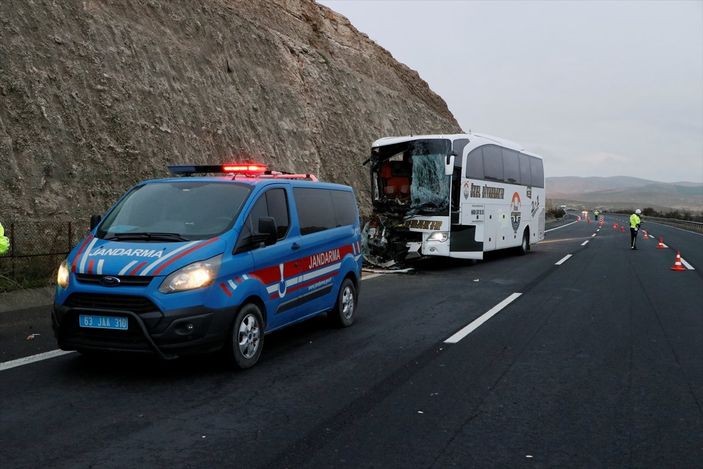 a Şanlıurfa'da yolcu otobüsü tıra arkadan çarptı