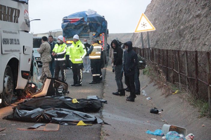 i Şanlıurfa'da yolcu otobüsü tıra arkadan çarptı