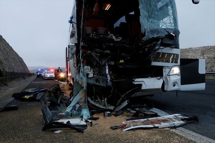 a Şanlıurfa'da yolcu otobüsü tıra arkadan çarptı