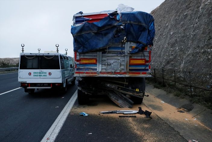 a Şanlıurfa'da yolcu otobüsü tıra arkadan çarptı
