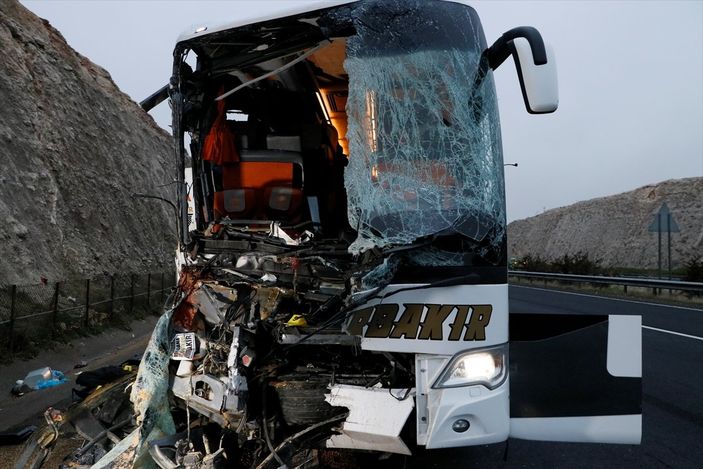 a Şanlıurfa'da yolcu otobüsü tıra arkadan çarptı