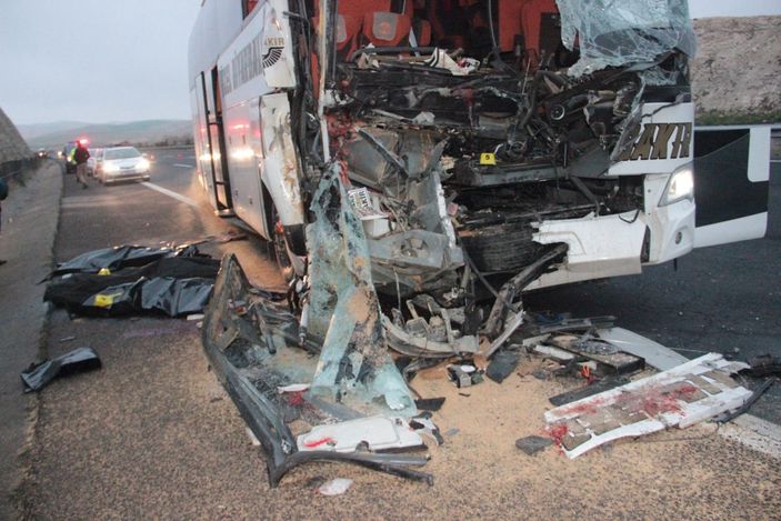 i Şanlıurfa'da yolcu otobüsü tıra arkadan çarptı