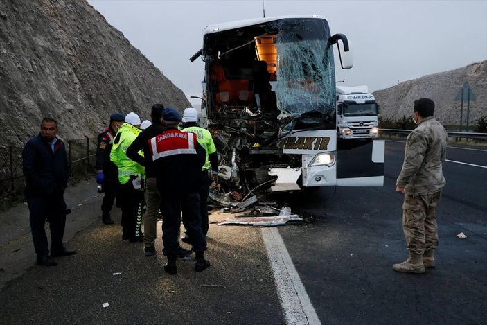 a Şanlıurfa'da yolcu otobüsü tıra arkadan çarptı
