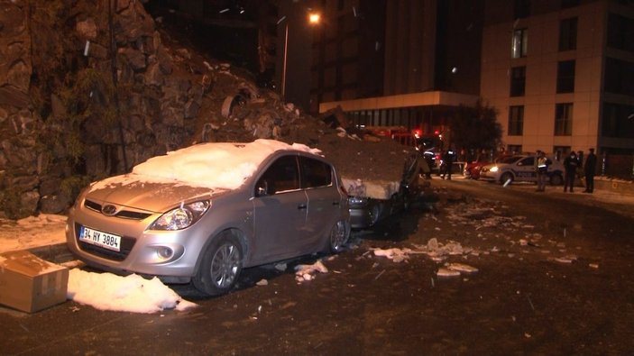 Kağıthane’de istinat duvarı çöktü, 4 araç enkaz altında kaldı