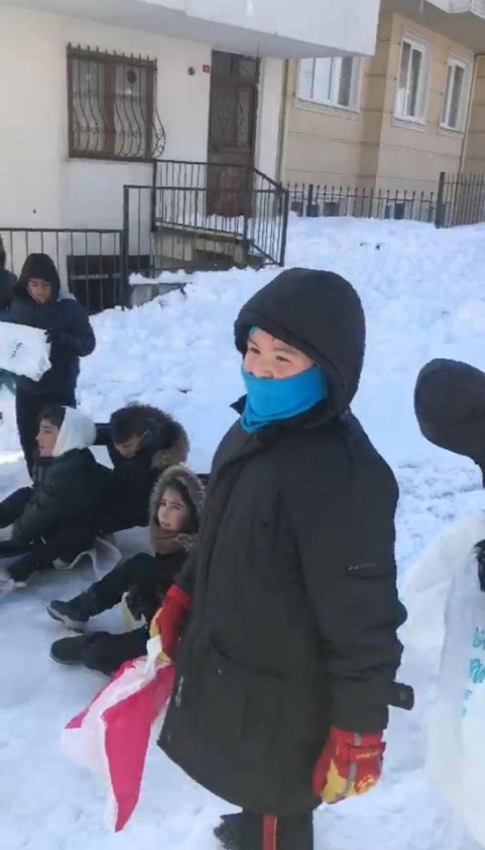 i Pendik’te kar küreme ekiplerine çocuk engeli