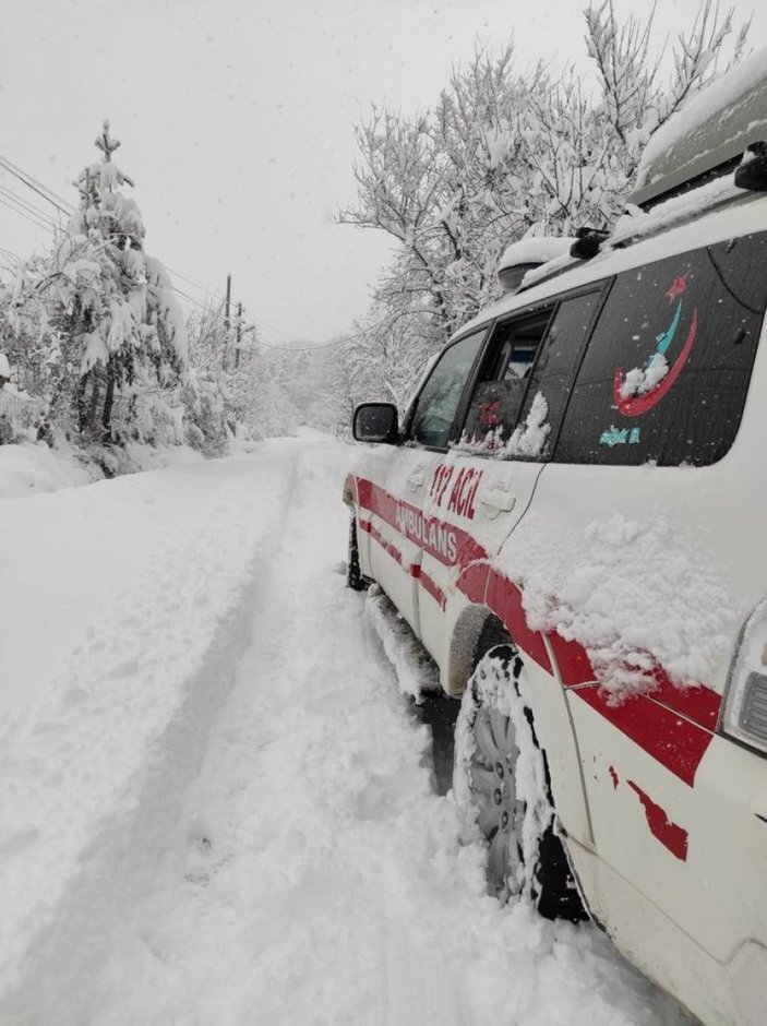 Sinop'ta, 112 Acil ekipleri kar ile mücadele etti