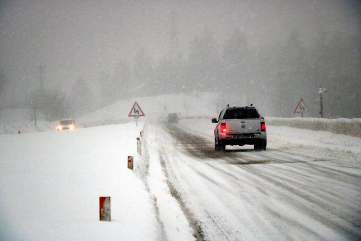 d Zonguldak'ta kar kalınlığı 70 santimetreyi geçti