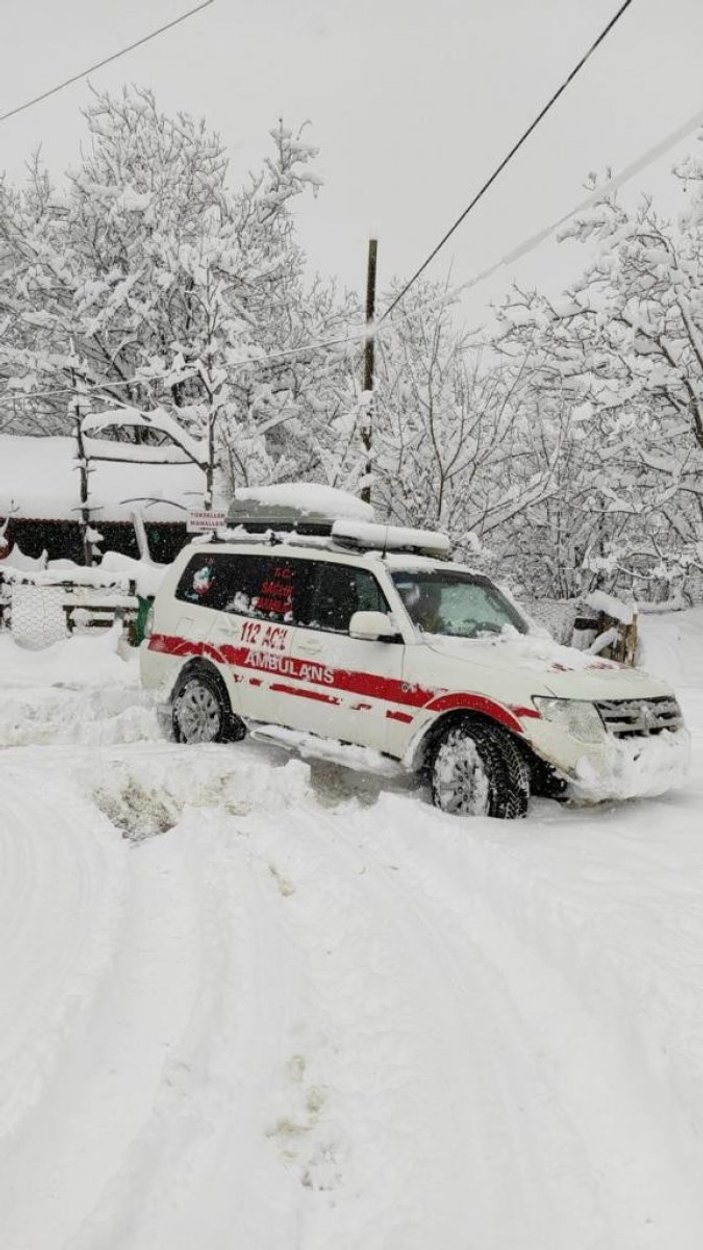 Sinop'ta, 112 Acil ekipleri kar ile mücadele etti