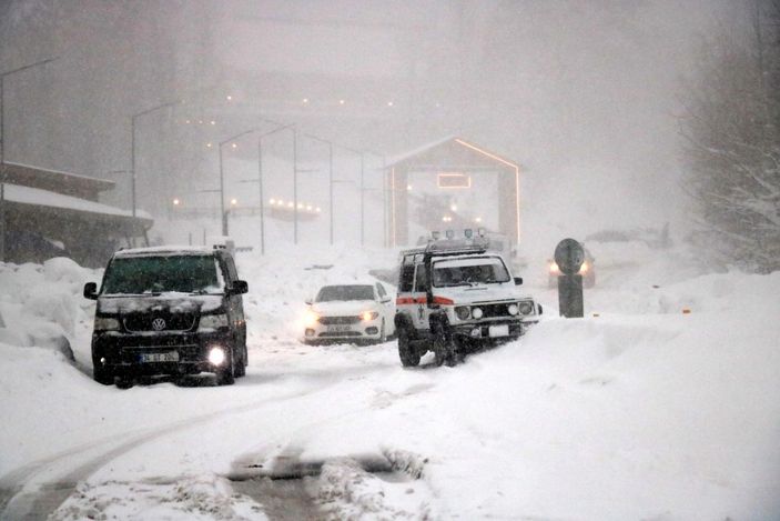d Zonguldak'ta kar kalınlığı 70 santimetreyi geçti