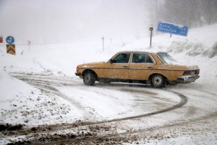 d Zonguldak'ta kar kalınlığı 70 santimetreyi geçti