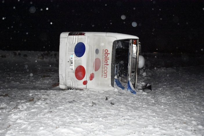 Aksaray'da kontrolden çıkan yolcu otobüsü devrildi: 22 yaralı
