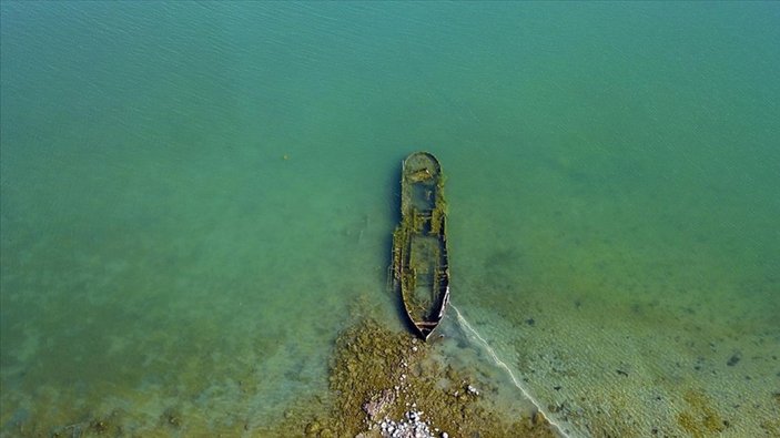 Van Gölü çekildi, batık gemi ortaya çıktı