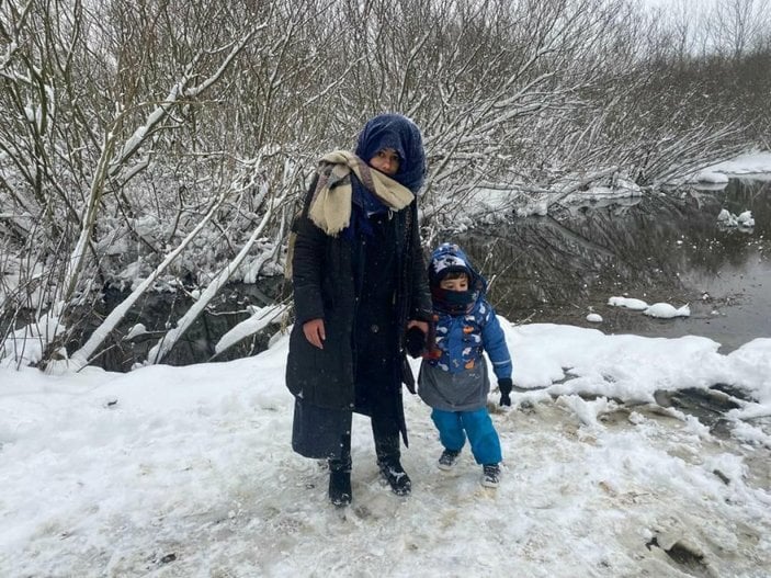 Yunanistan sınırında donmak üzere olan göçmenler kurtarıldı