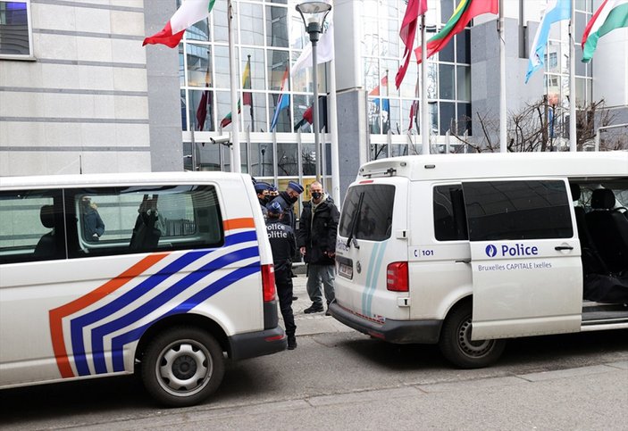 Avrupa Parlamentosu önünde canlı yarasa yemek isteyen aktivist gözaltında