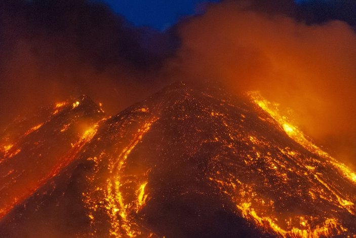 Etna Yanardağı, bir kez daha faaliyete geçti