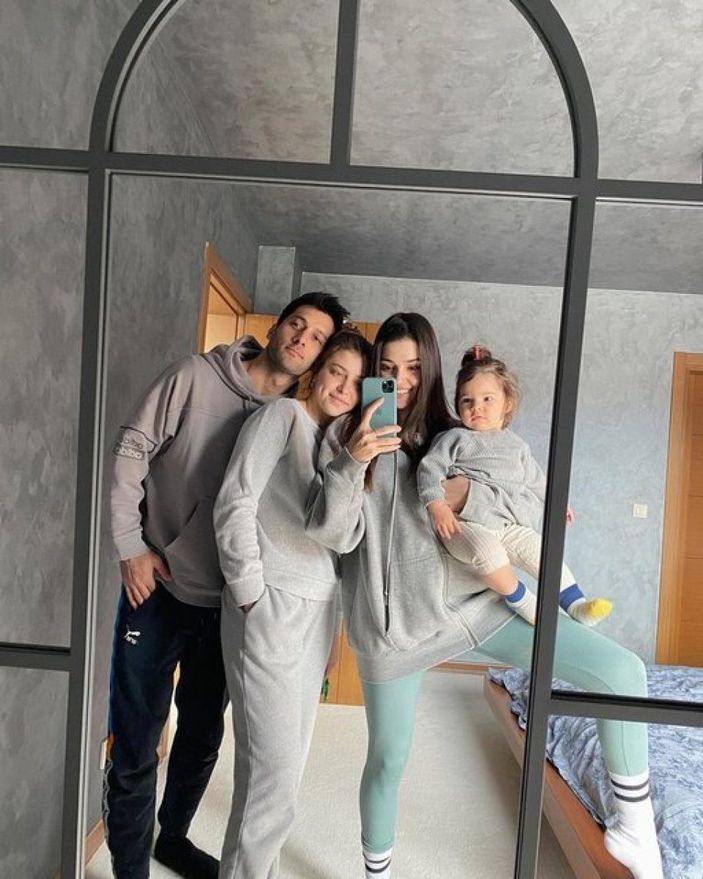 Hande Erçel'den aile fotoğrafı
