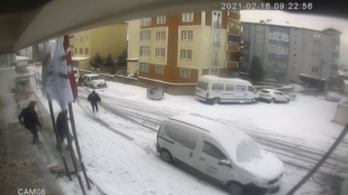 İstanbul'da park halindeyken kayan otomobili böyle durdurmaya çalıştılar