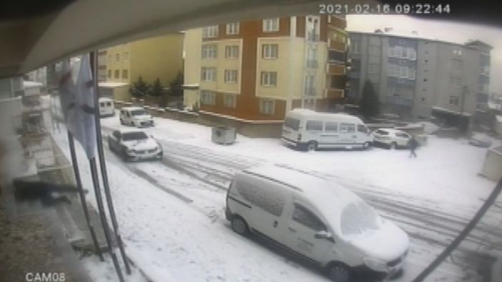 İstanbul'da park halindeyken kayan otomobili böyle durdurmaya çalıştılar