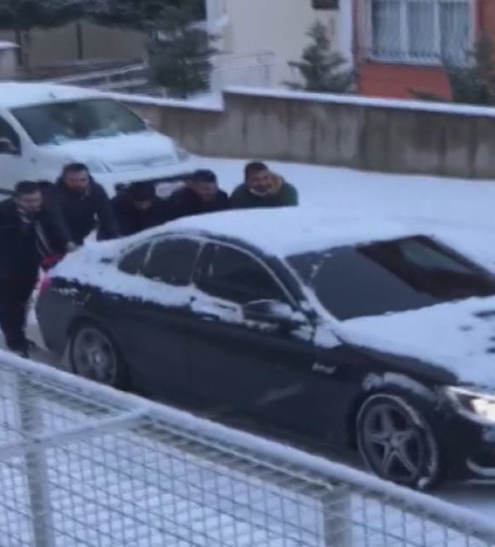 İstanbul'da park halindeyken kayan otomobili böyle durdurmaya çalıştılar