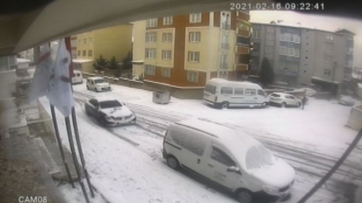 İstanbul'da park halindeyken kayan otomobili böyle durdurmaya çalıştılar