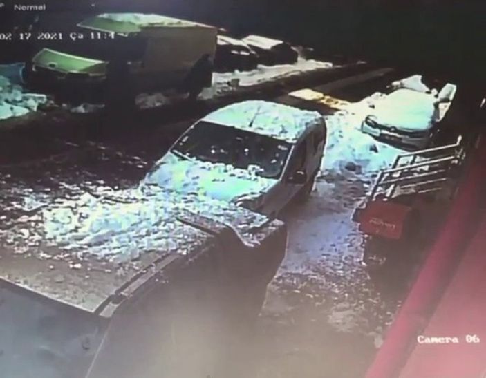 i Ümraniye'de düşen kar kütlesinin altında kalmaktan son anda kurtuldular