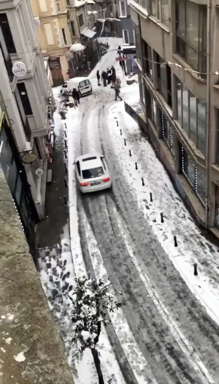 Şişli'de yokuştan kayan arabayı durdurmak için önüne geçtiler