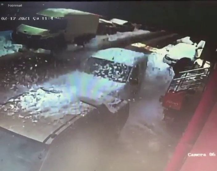 i Ümraniye'de düşen kar kütlesinin altında kalmaktan son anda kurtuldular