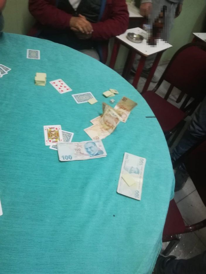 İzmir'de kısıtlamada kumar partisine polisten baskın