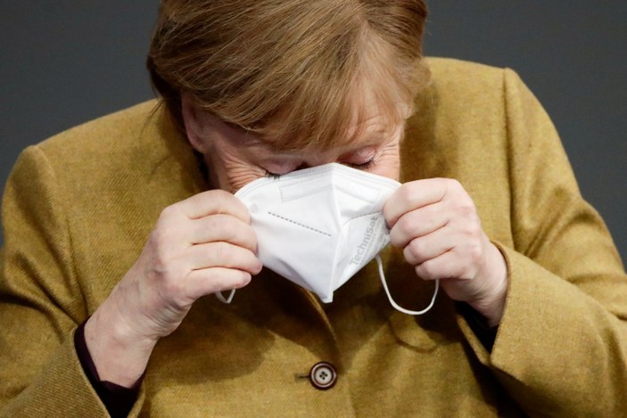 Maske takmayı unutan Angela Merkel, paniğe kapıldı