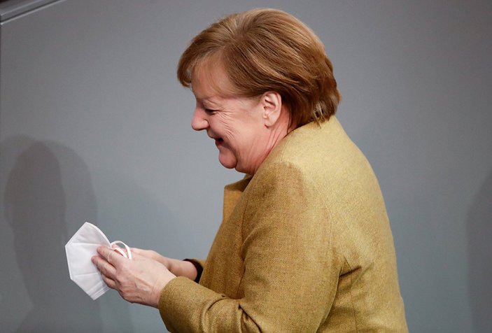 Maske takmayı unutan Angela Merkel, paniğe kapıldı
