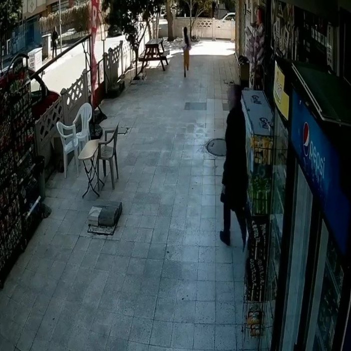 Antalya'da rüzgar marketin cips standını sürükledi