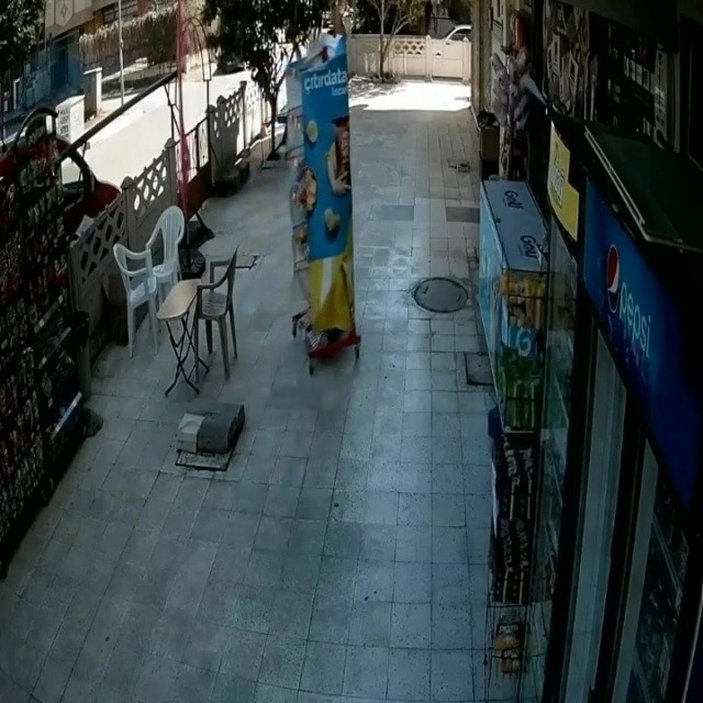 Antalya'da rüzgar marketin cips standını sürükledi