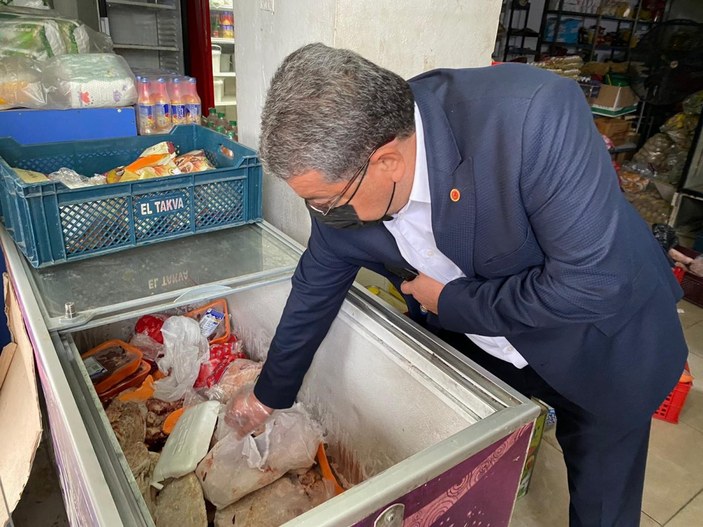 Adana'da bir markete yapılan baskında 200 bozuk tavuk ve 150 kilo kıyma ele geçirildi