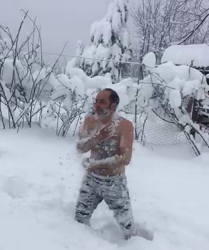 Samsun'da denizde yüzer gibi karda kulaç attılar