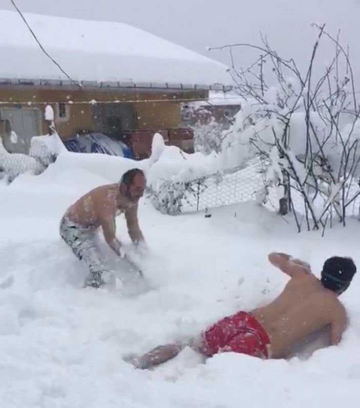 Samsun'da denizde yüzer gibi karda kulaç attılar