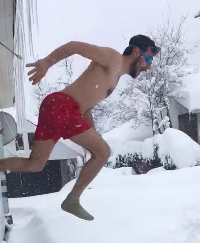 Samsun'da denizde yüzer gibi karda kulaç attılar