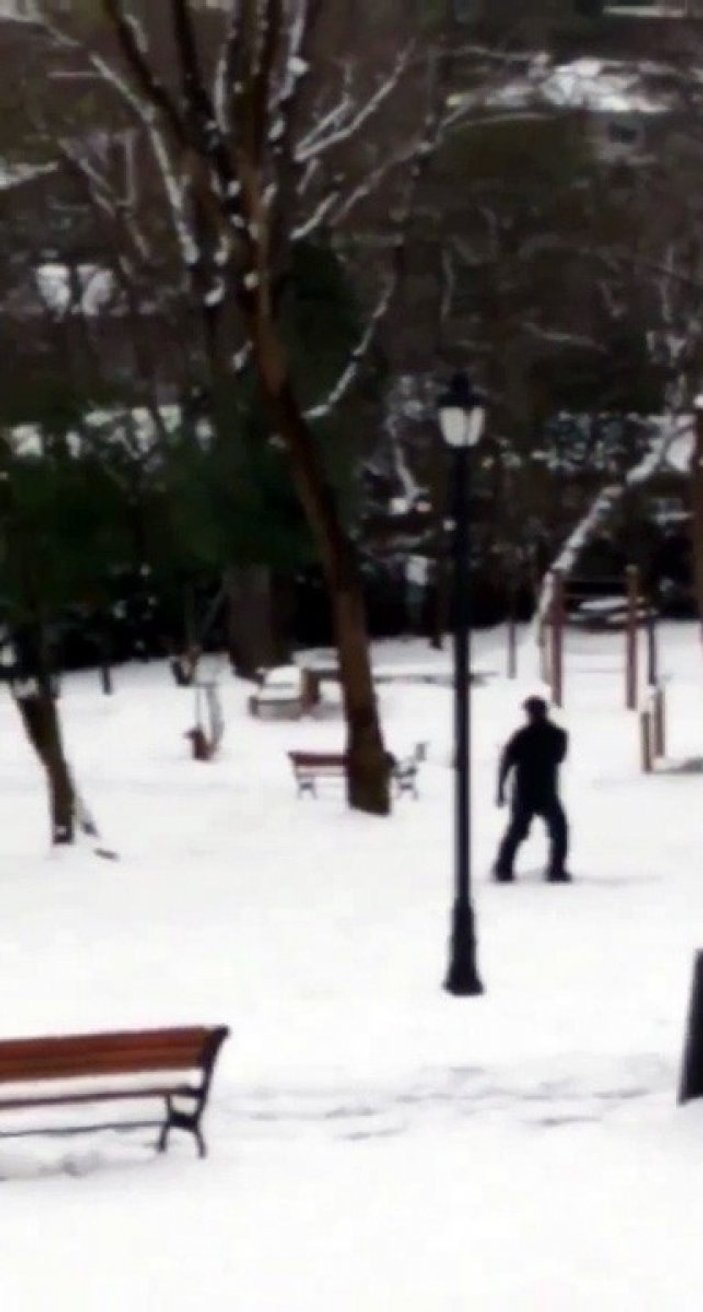 İstanbul'daki karda, snowboard yaptı