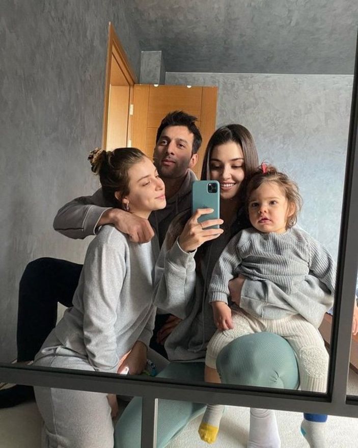 Hande Erçel'den aile fotoğrafı