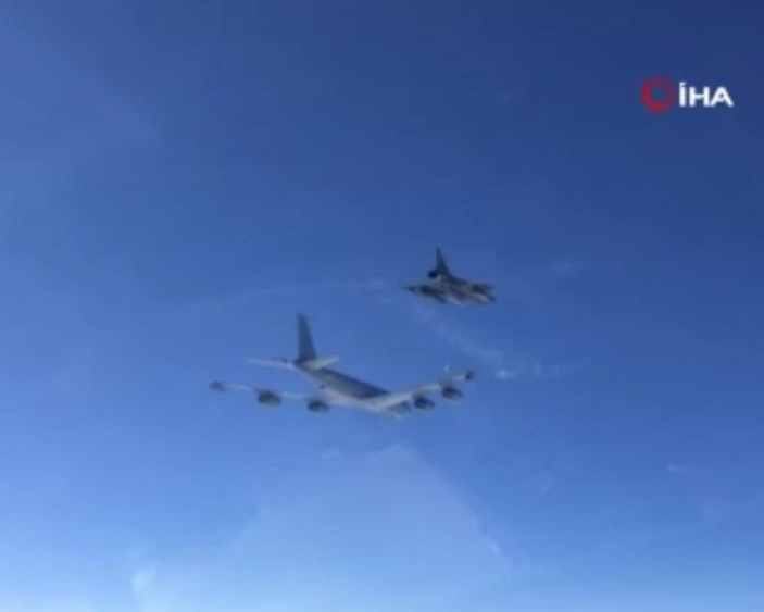Rus Su-27 uçakları Karadeniz üzerinde Fransız uçaklarını engelledi