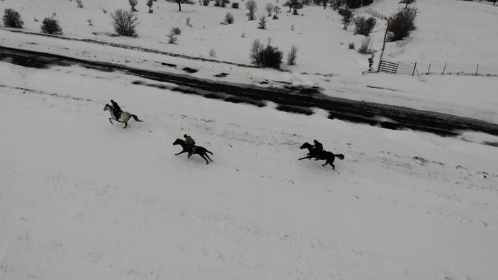 Kırıkkale'nin Dinek Dağı'nda atlar kar banyosu yaptı
