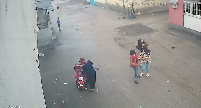 d Adana'da genç kadın balkondan aşağıya düştü