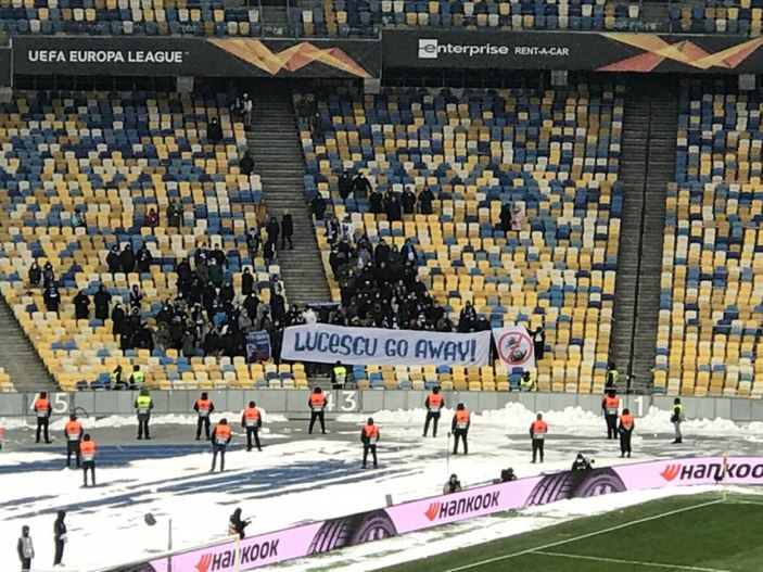 Dinamo Kiev taraftarından Lucescu pankartı: Defol