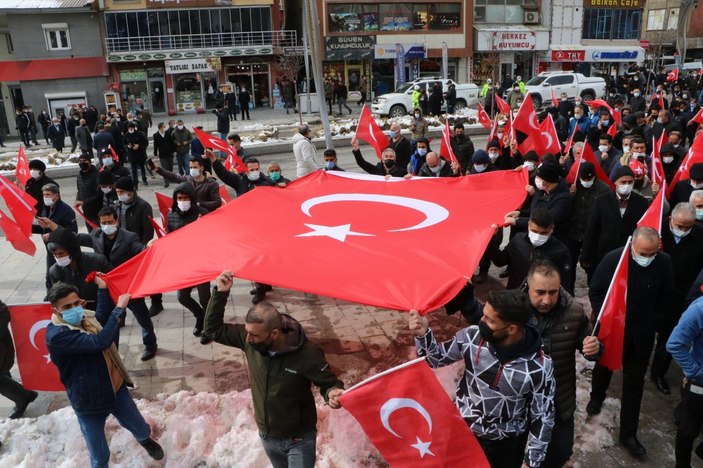 Hakkarililer, Gara'da 13 Türk vatandaşının şehit edilmesine tepki gösterdi