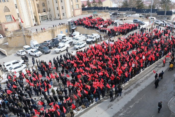 Hakkarililer, Gara'da 13 Türk vatandaşının şehit edilmesine tepki gösterdi