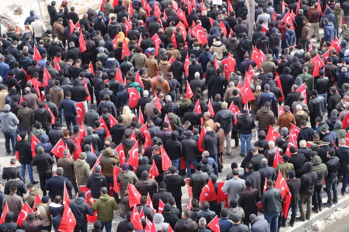 Hakkarililer, Gara'da 13 Türk vatandaşının şehit edilmesine tepki gösterdi