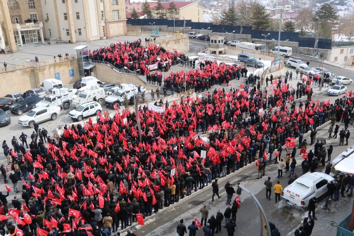 Hakkarililer, Gara'da 13 Türk vatandaşının şehit edilmesine tepki gösterdi