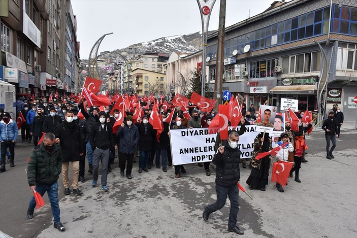 Hakkarililer, Gara'da 13 Türk vatandaşının şehit edilmesine tepki gösterdi