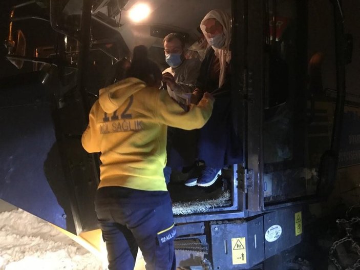 Diyarbakır'da hasta kadın, iş makinesi ile ambulansa taşındı